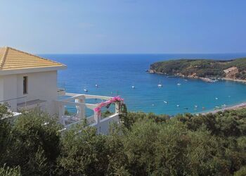 LIVINGHOME SUITES