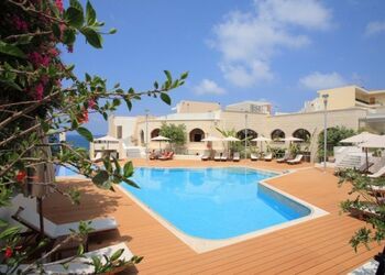 Macaris Suites & Spa
