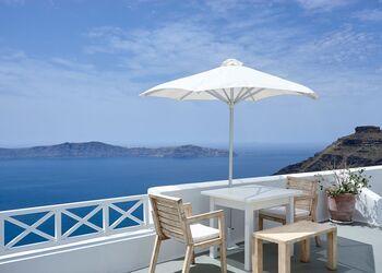 Manos Small World Santorini