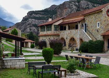 Muntenia Inn Apartments & Suites