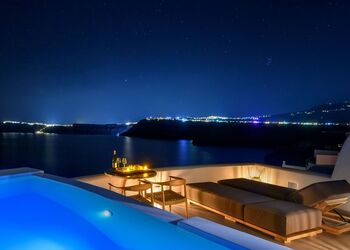Neptune Luxury Spa Suites Santorini