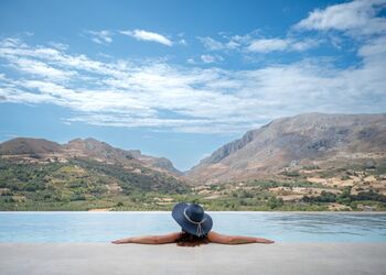 Neromai Cave Luxury Villas
