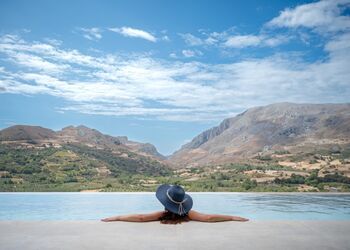 Neromai Cave Luxury Villas