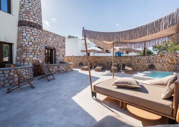 Pithos Apartments