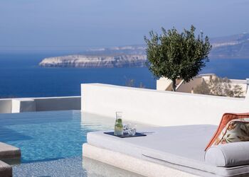 Potnia Theron Suites Santorini