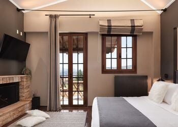 33 Solonos Suites