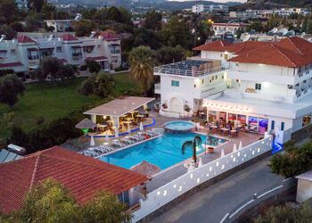 Tinas Plus Hotel