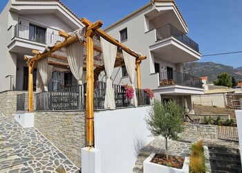 Trizonia Mare Suites