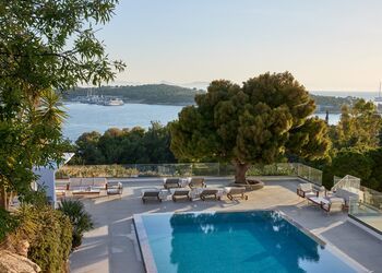 Vouliagmeni Suites