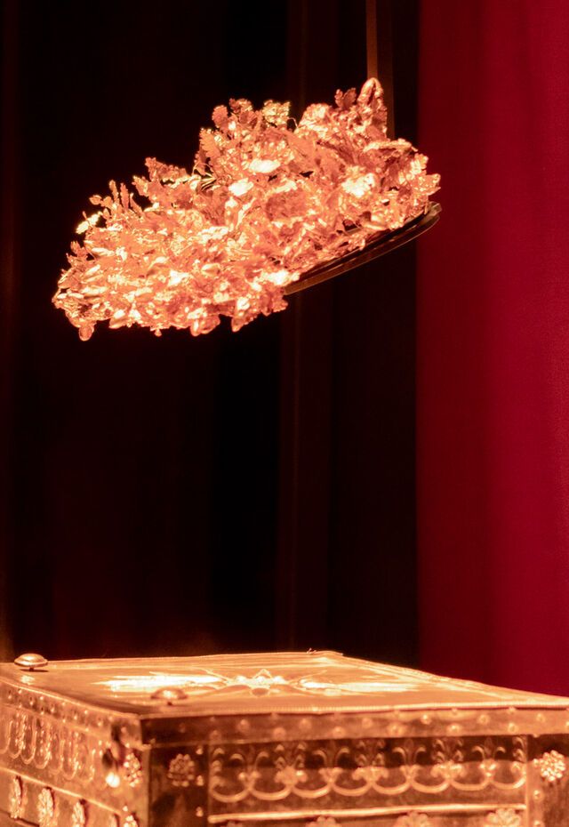 The gold larnax and the oak leaf wreath
