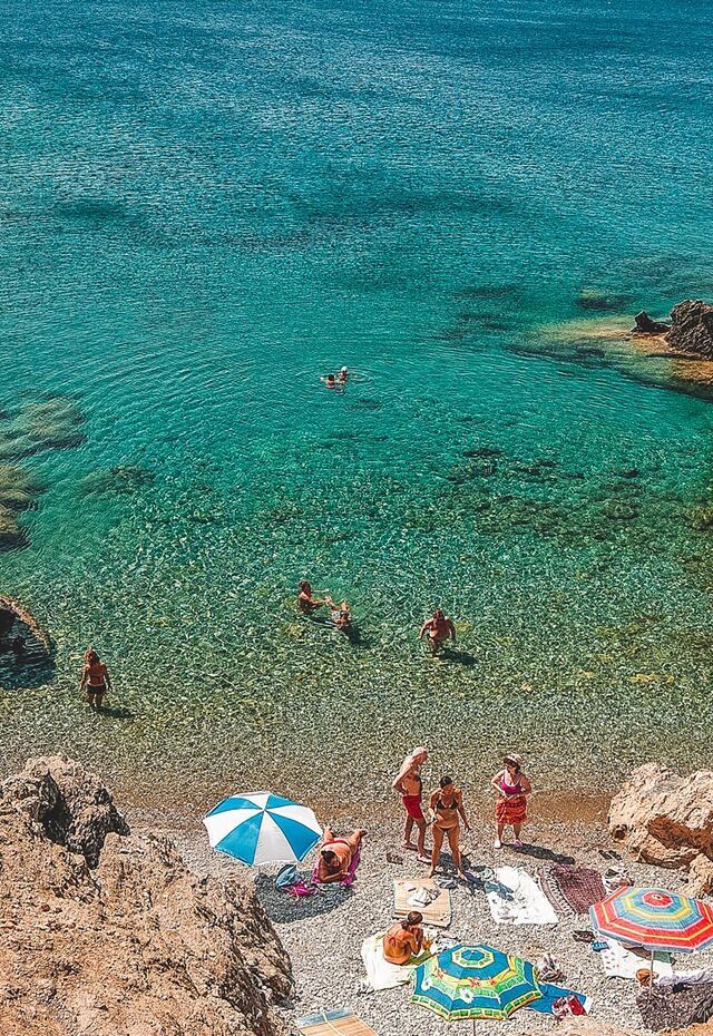 Plage "Ble limanakia". Les plages d'Astypalaia n'ont peut-être pas une ambiance cosmopolite, mais elles offrent autre chose : une eau translucide, la détente et la tranquillité.