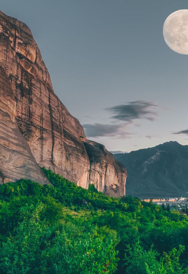 The world-famous Meteora only know how to do epic, especially on full moon days!
