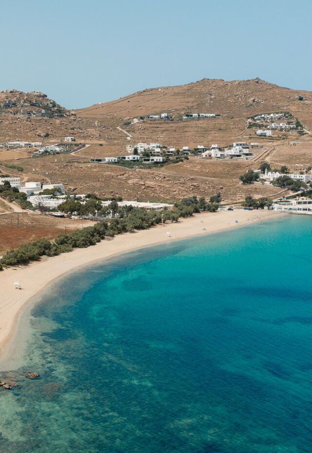 Mikonos'un Kalafatis plajı yaz aylarının başında.