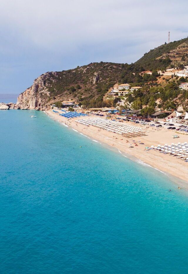 Der Strand von Kathisma auf Lefkada hat eine kosmopolitische Ausstrahlung