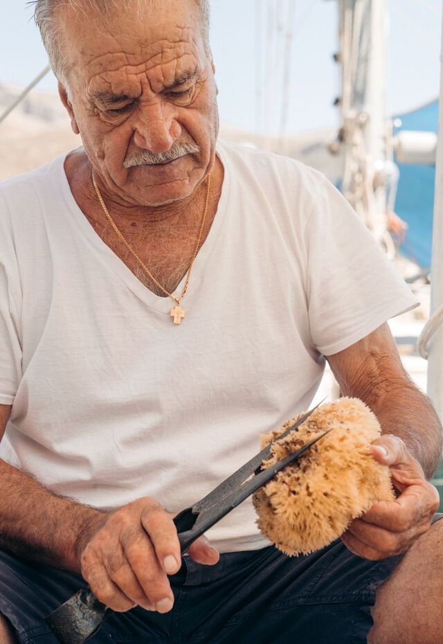 Ένας ντόπιος σφουγγαράς στα σκαριά, στο λιμάνι της Πόθιας