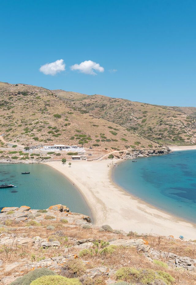 Χρειάζεται κάτι ξεχωριστό για να ξεχωρίσει ανάμεσα σε 100 παραλίες, αλλά η Kolona κάνει ακριβώς αυτό.