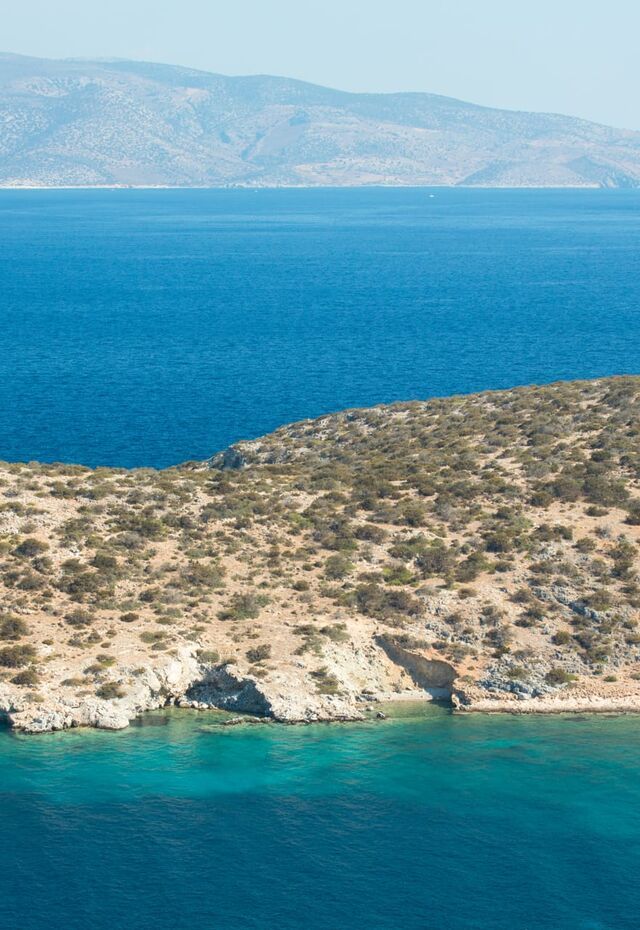Gerolimnionas beach is a secluded cove on the northwest coast of Schinoussa