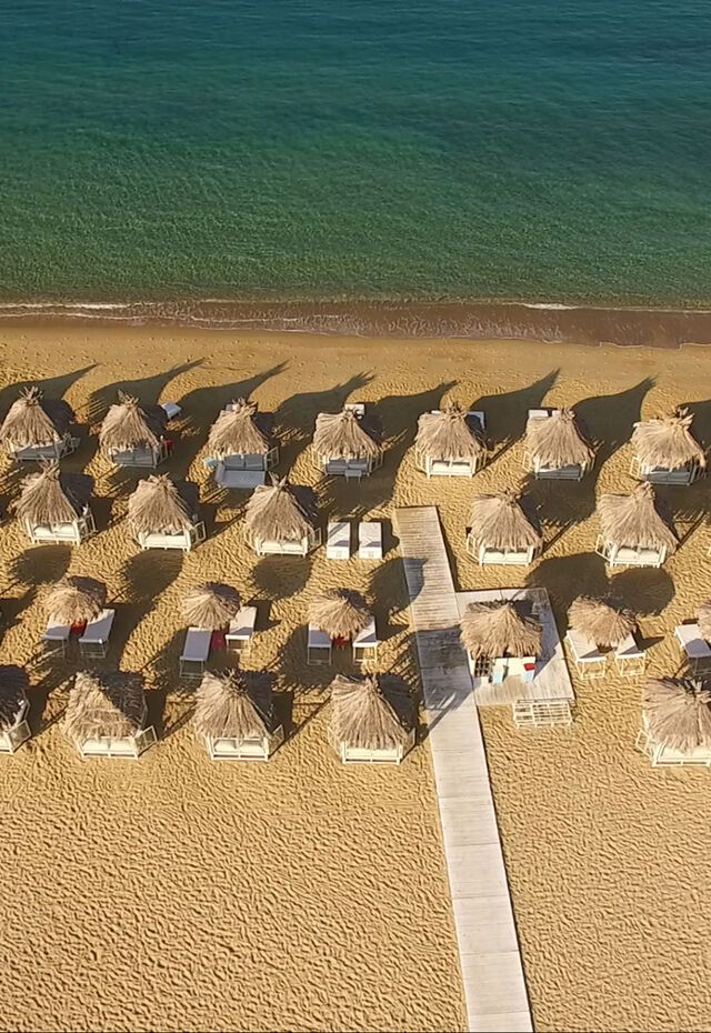 Vue aérienne de la plage de Mylopotas à Ios