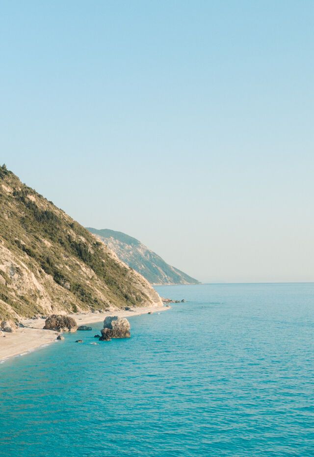 Der Klippenstrand Megali Petra gilt als einer der schönsten Strände von Lefkada.