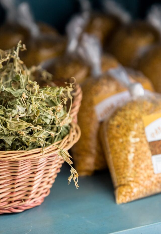 Herbes de montagne et fava (pois cassés) à vendre à Schinoussa
