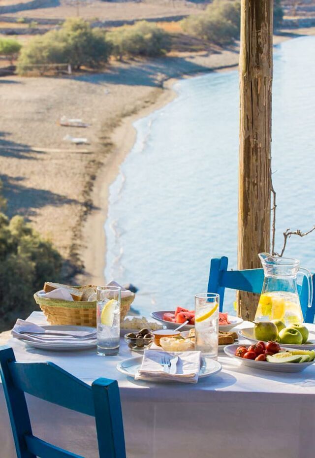 Taverne traditionnelle sur la plage de Tsigouri à Schinoussa