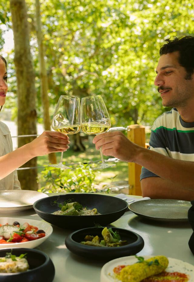 Almuerzo en el restaurante gastronómico Bostani, rodeado de vegetación, en el pueblo de Moustheni