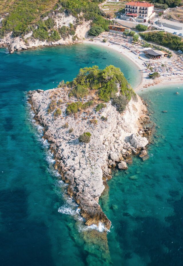There’s everything you need for a day in the sun at Samos’ Kokkari beach 