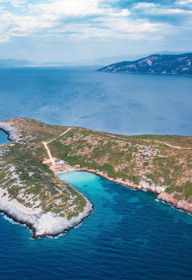 Η παραλία Λιβαδάκι είναι κρυμμένη σε έναν όρμο που μοιάζει με φιόρδ στη Σάμο
