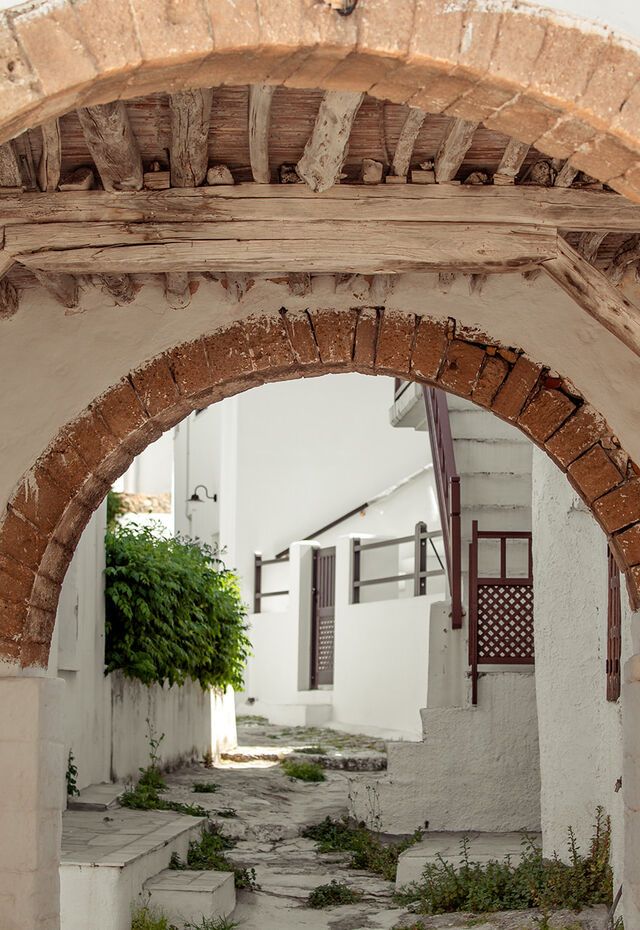 An alley with an arch in Skyros