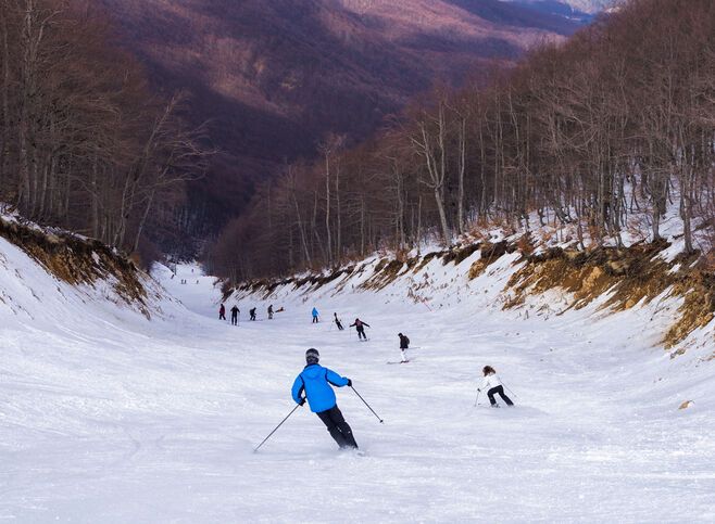 On the western slopes of Mt Vermion, the 3-5 Pigadia ski centre boasts the longest and most difficult piste in Greece