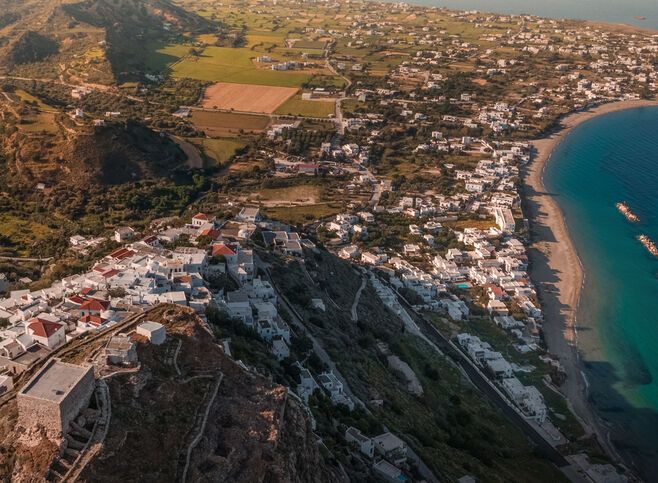 The main town is built on a hill topped by a castle, itself topped by the monastery of Saint George