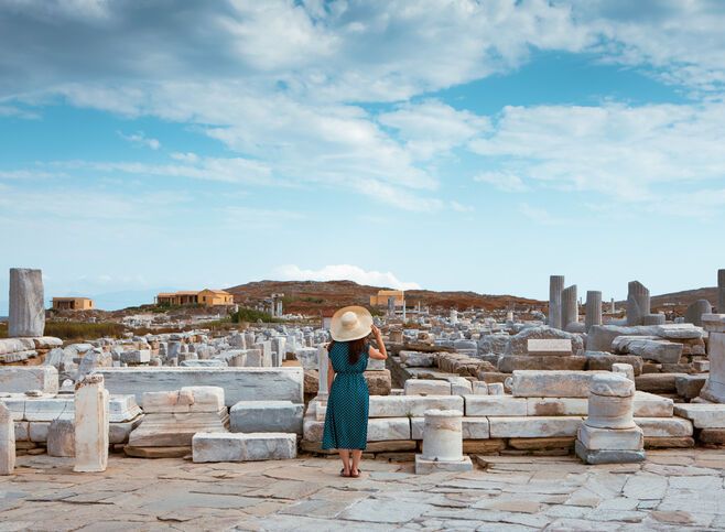 Agora represents the daily life on Delos