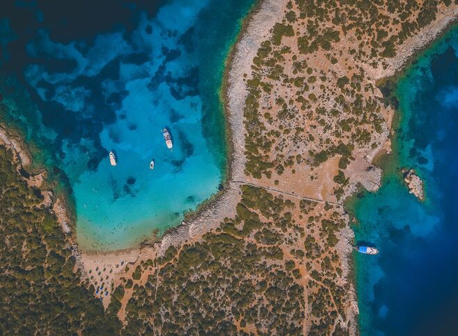 The main beach, Psalida, is a sheltered bay of 50m of fine white sand and tranquil sea, with a small number of umbrellas and virtually not