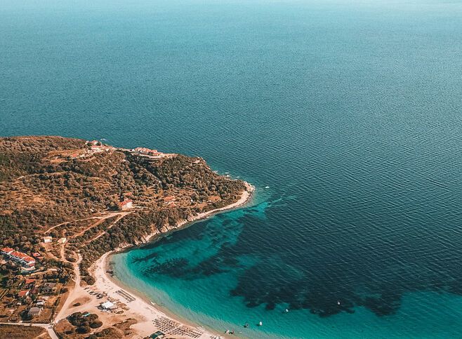 Alikes,-one-of-most-beautiful-and-popular-beaches-on-the-island,-looking-onto-the-Sithonia-peninsula-DJI_0190_Αμμουλιανή-Δρένια