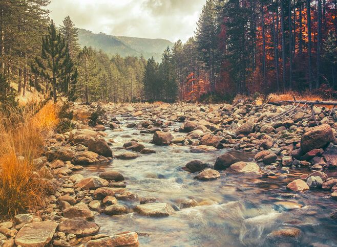 For nature lovers, there’s the ‘hot’ valley of Valia Kalda, so-called because it’s so much warmer than the high peaks that surround it