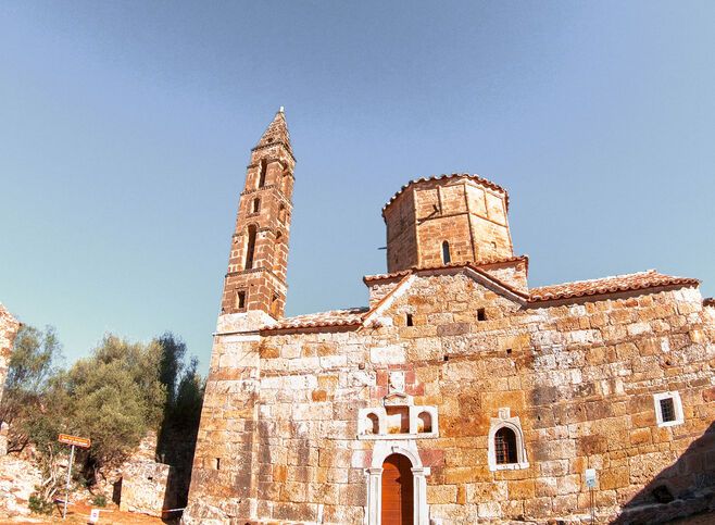 Old Kardamyli, a fortified cluster of towerhouses, rises around the 18th-century church of Agios Spyridon