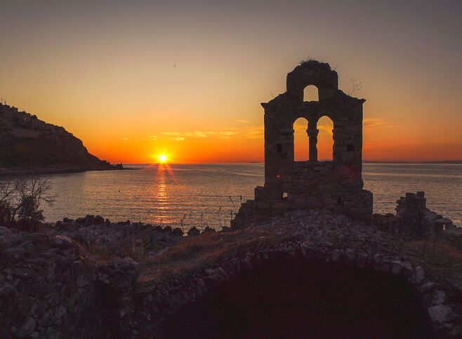 Limeni is famous for its mesmerising sunsets and well preserved Byzantine churches