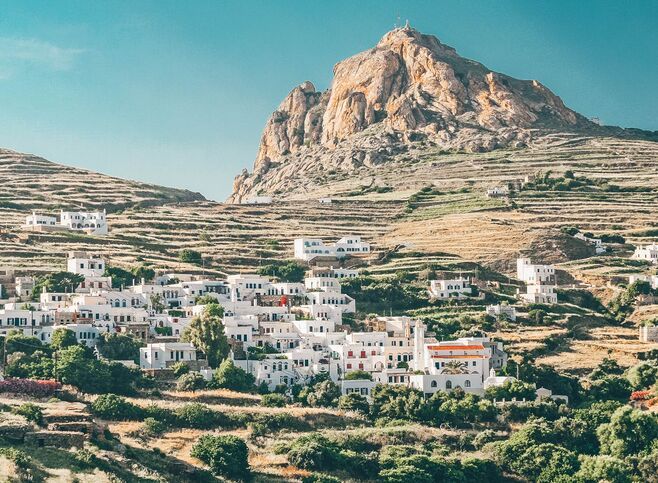 A little before you reach Koumaros, you pass Exomvourgo Castle, high up on a 640m conical hill