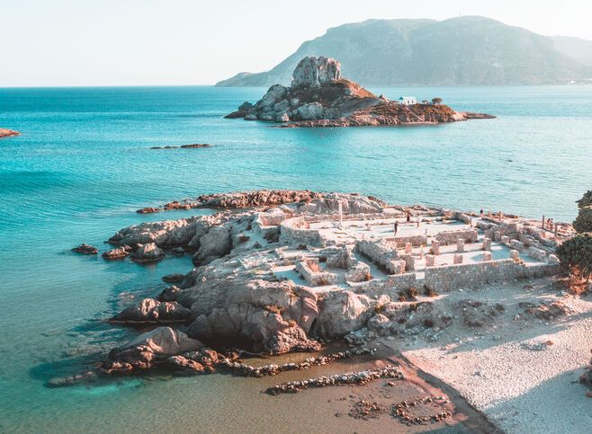 Sol, mar y un toque de cultura en playa Agios Stefanos en Kos