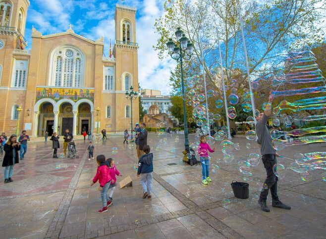 Παιδιά παίζουν στη πλατεία Μητροπόλεως