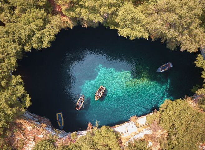 Through a 36m tall opening, the shafts of daylight that come streaming in from above bounce off the water and light up the chamber with ethereal blues