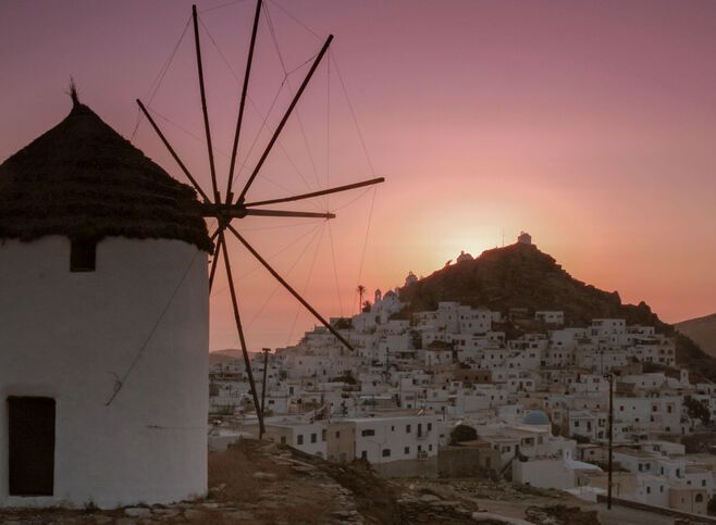 Walking around Hora, you’ll discover a labyrinth of whitewashed alleyways and photogenic windmills