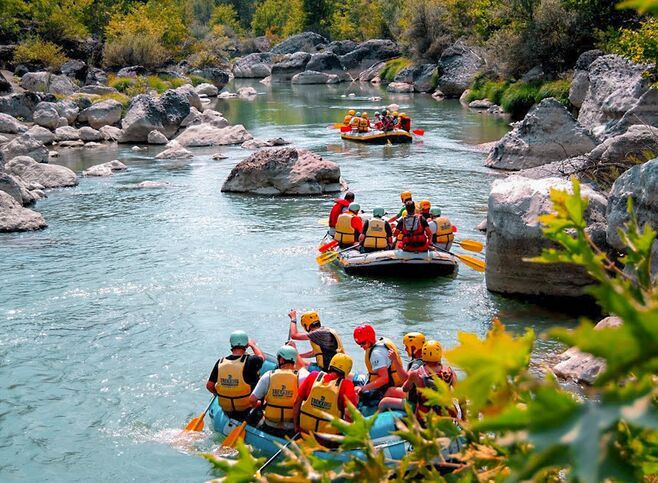 You pass along a deep gorge full of nature, admiring extraordinary-coloured water and plane trees