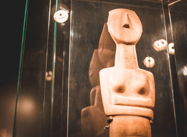 The Early Cycladic Period gave us the famous figurines of men and woman, and sometimes just faces, notable for the beauty of their lines and luminosity of the marble