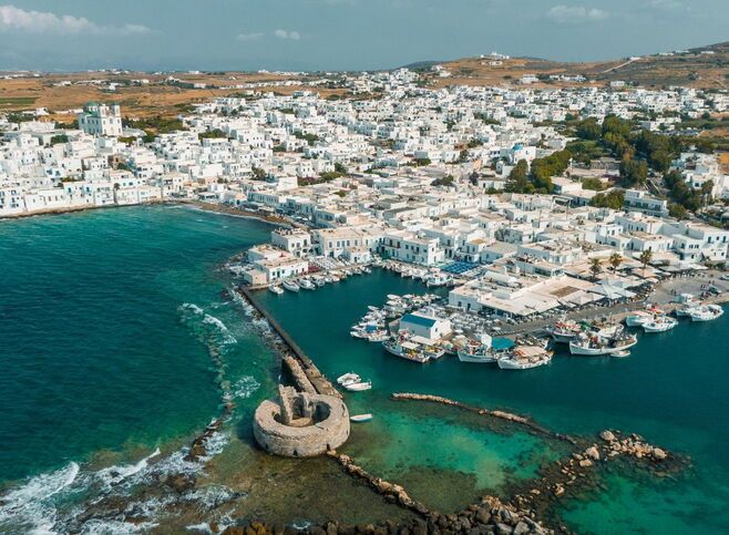 Strolling through the port of Naoussa, you’re instantly struck by the remnants of the Venetian Castle (Kastelli)_Landscape