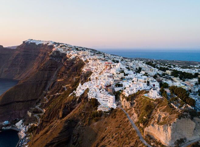 Blick auf die Caldera von Fira bei Sonnenuntergang