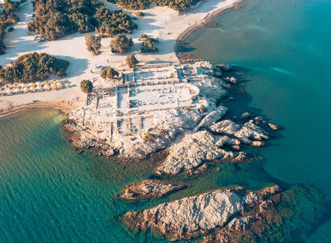 Agios Stefanos, the paleo-Christian church at one end of the beach
