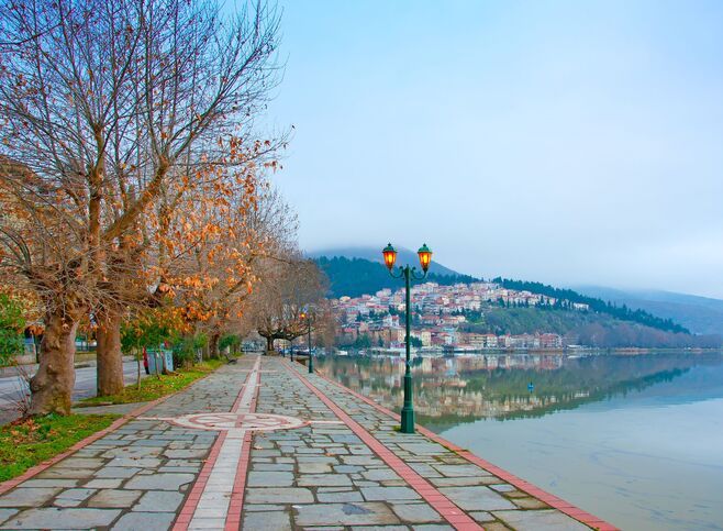 Φθινοπωρινή θέα της λίμνης Ορεστιάδα στη Καστοριά