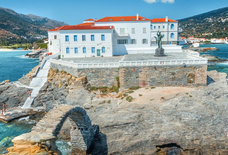 If you walk into the oldest part of town, you’ll come to a square, occupied by a single monument to the Unknown Sailor