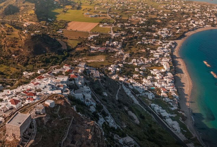 The main town is built on a hill topped by a castle, itself topped by the monastery of Saint George